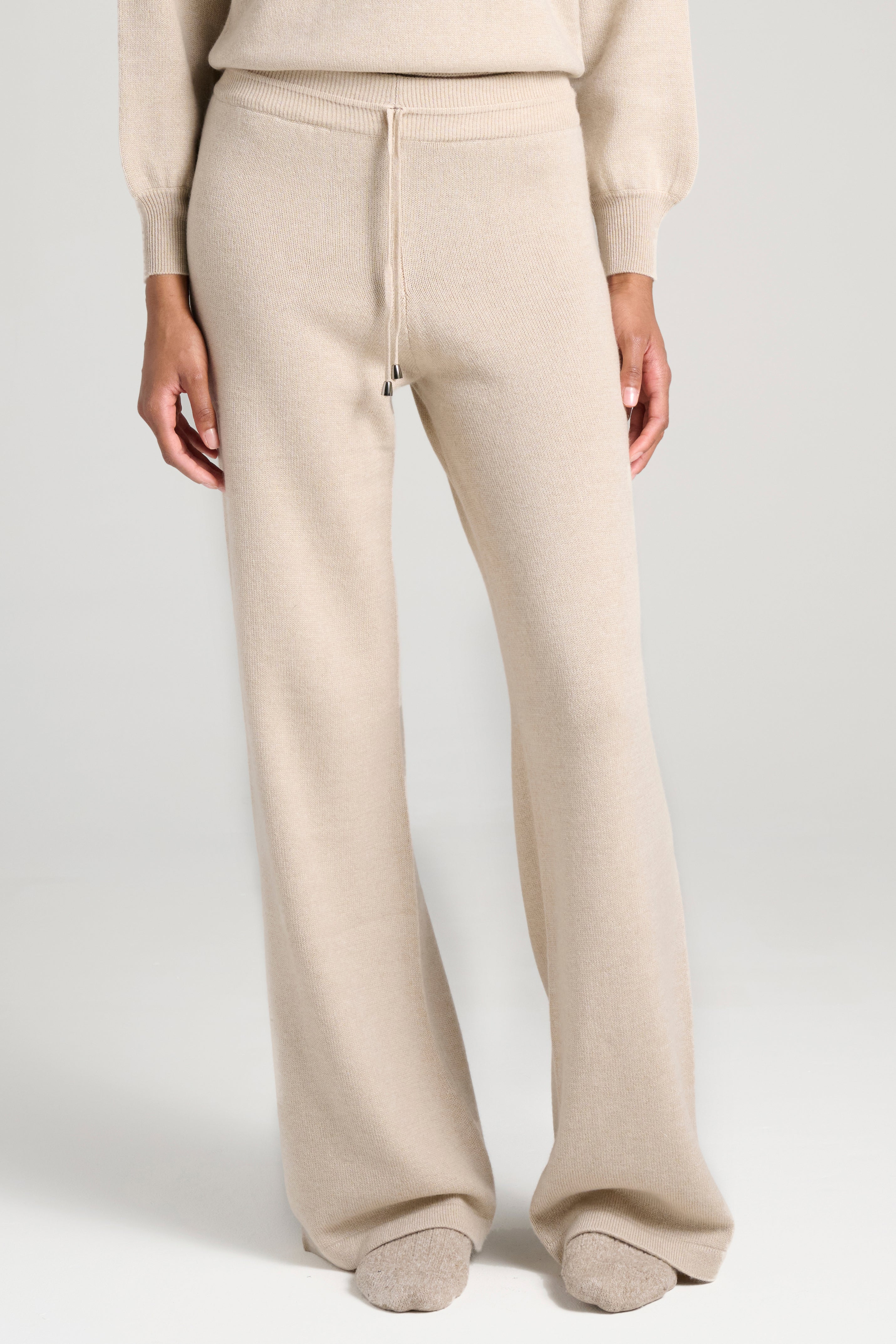 Close-up of Siena Pant Oatmeal in premium Cariaggi cashmere – ultra-soft, lightweight Italian knitwear with a smooth, refined texture.
