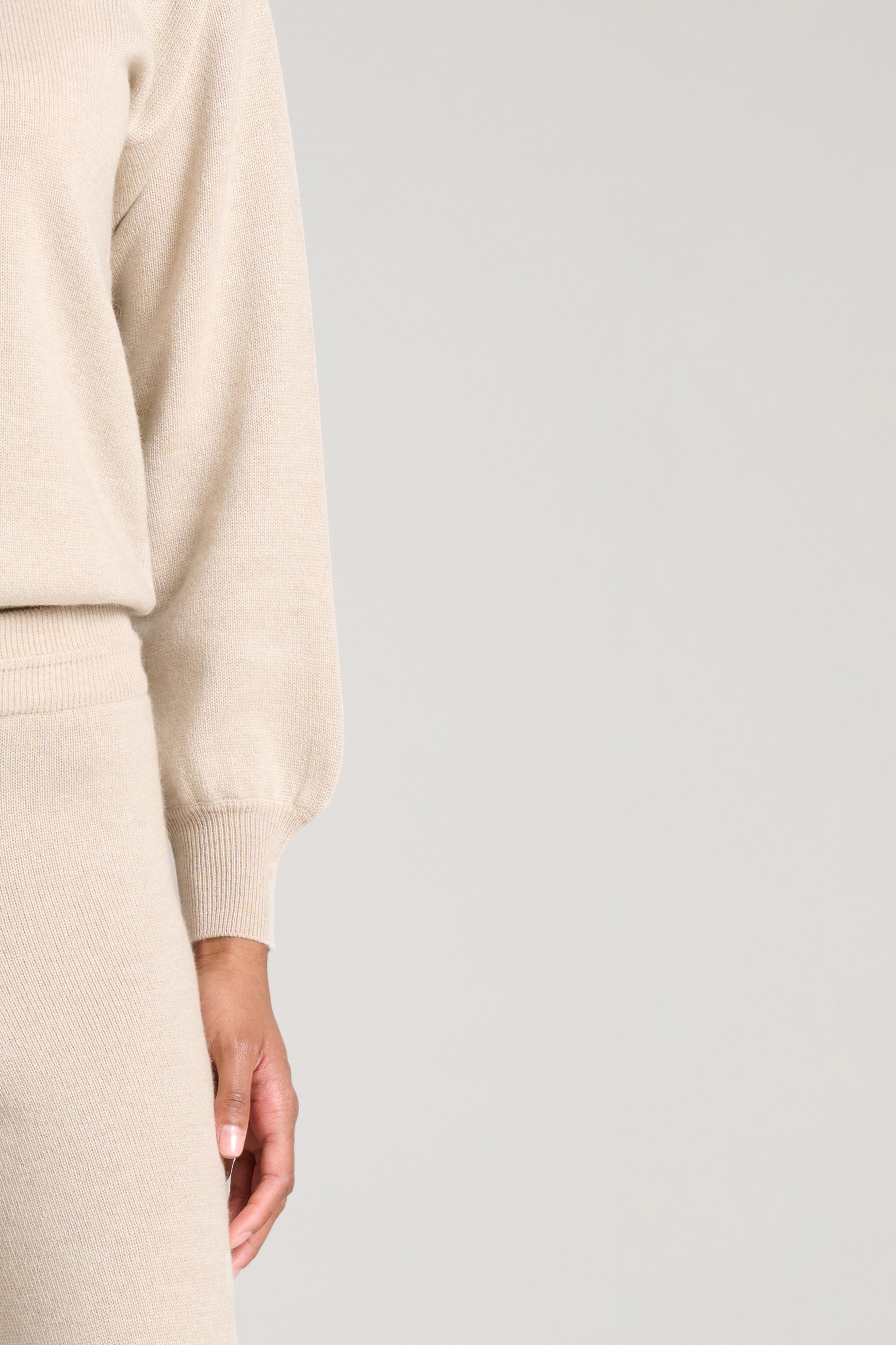 Close-up of Verona Sweater Oatmeal in premium Cariaggi cashmere – ultra-soft, lightweight Italian knitwear with a refined texture and warm oatmeal hue.