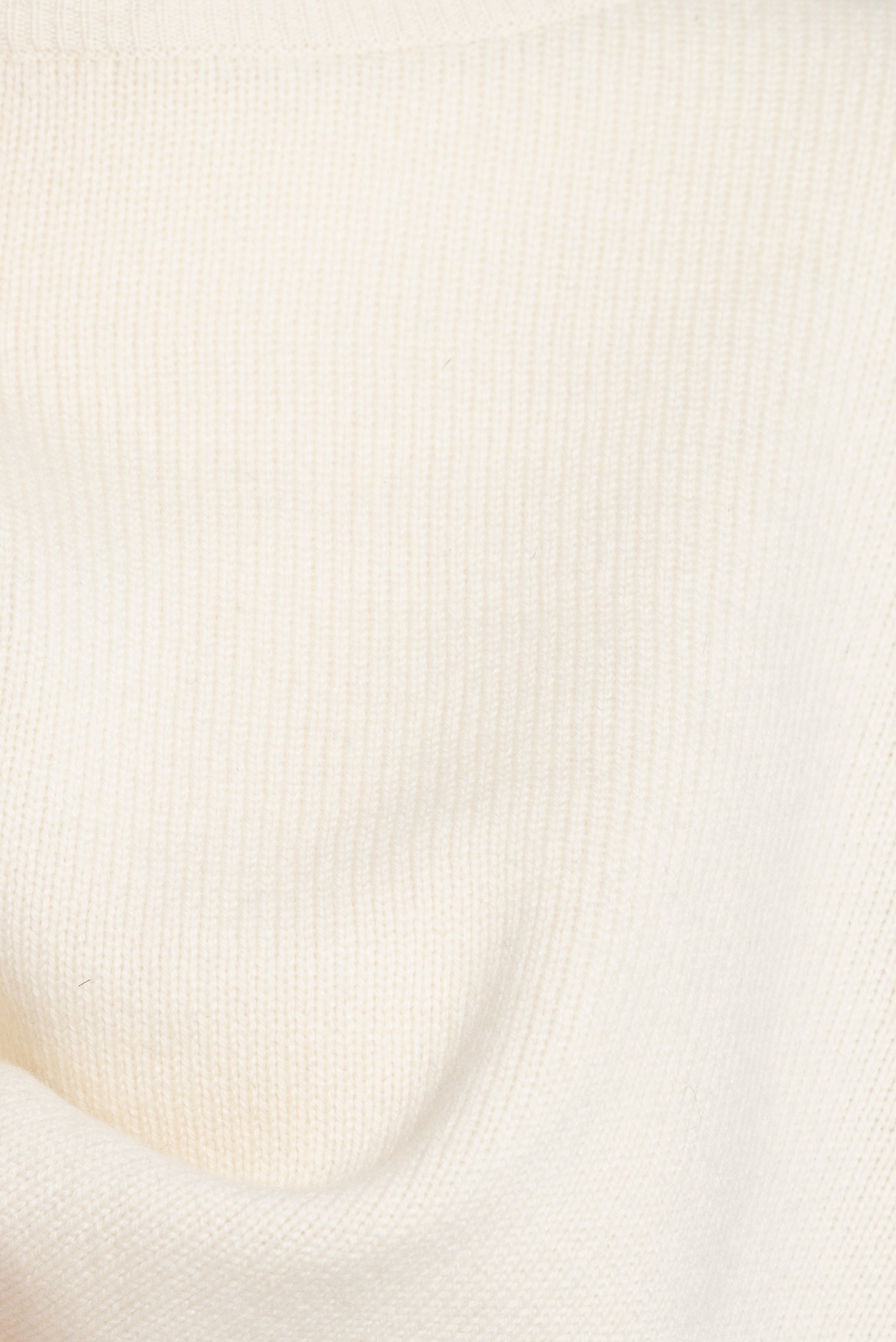A luxurious 100% cashmere sweater in white color, crafted with premium Cariaggi yarn, offering exceptional softness and warmth for a sleek, timeless look.
