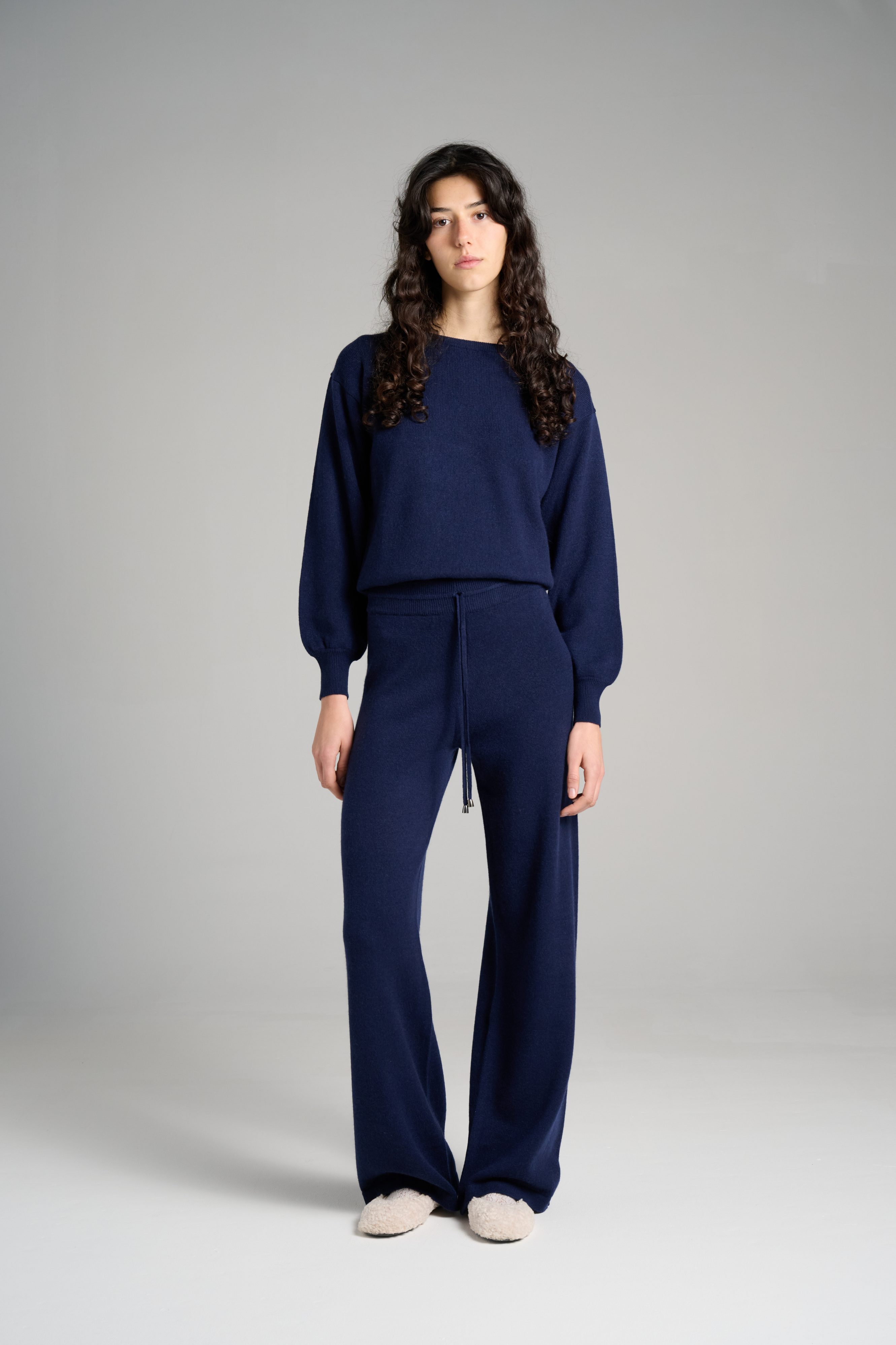 Siena Pant Navy – 100% Cariaggi cashmere navy knit pants for women, made in Italy. Soft, breathable, and luxurious lounge pants for an elegant yet relaxed look.