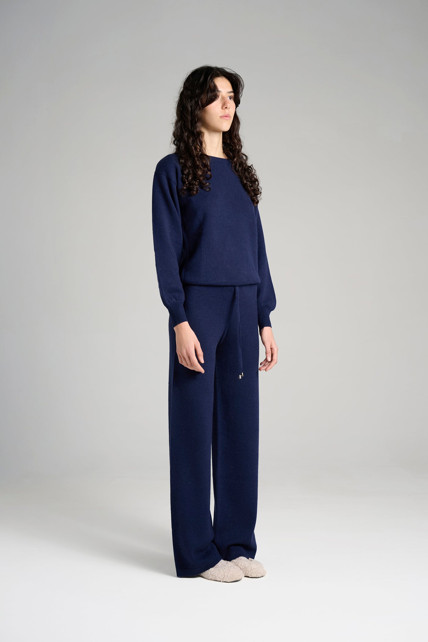 Siena Pant Navy – 100% Cariaggi cashmere navy knit pants for women, made in Italy. Soft, breathable, and luxurious lounge pants for an elegant yet relaxed look.