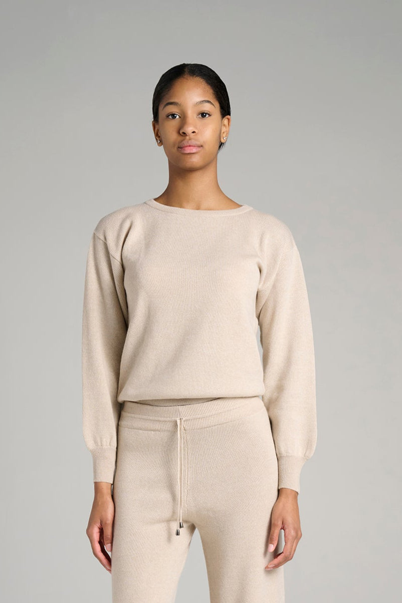 Verona Sweater Oatmeal – 100% Cariaggi cashmere knit sweater for women, made in Italy. Soft, breathable, and elegant, perfect for luxurious everyday wear.