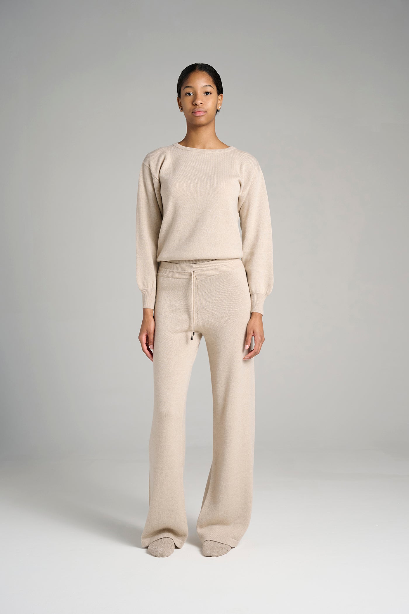 Siena Pant Oatmeal – 100% Cariaggi cashmere pants for women, made in Italy. Soft, luxurious knitwear with a relaxed fit, perfect for elegant loungewear or casual wear.