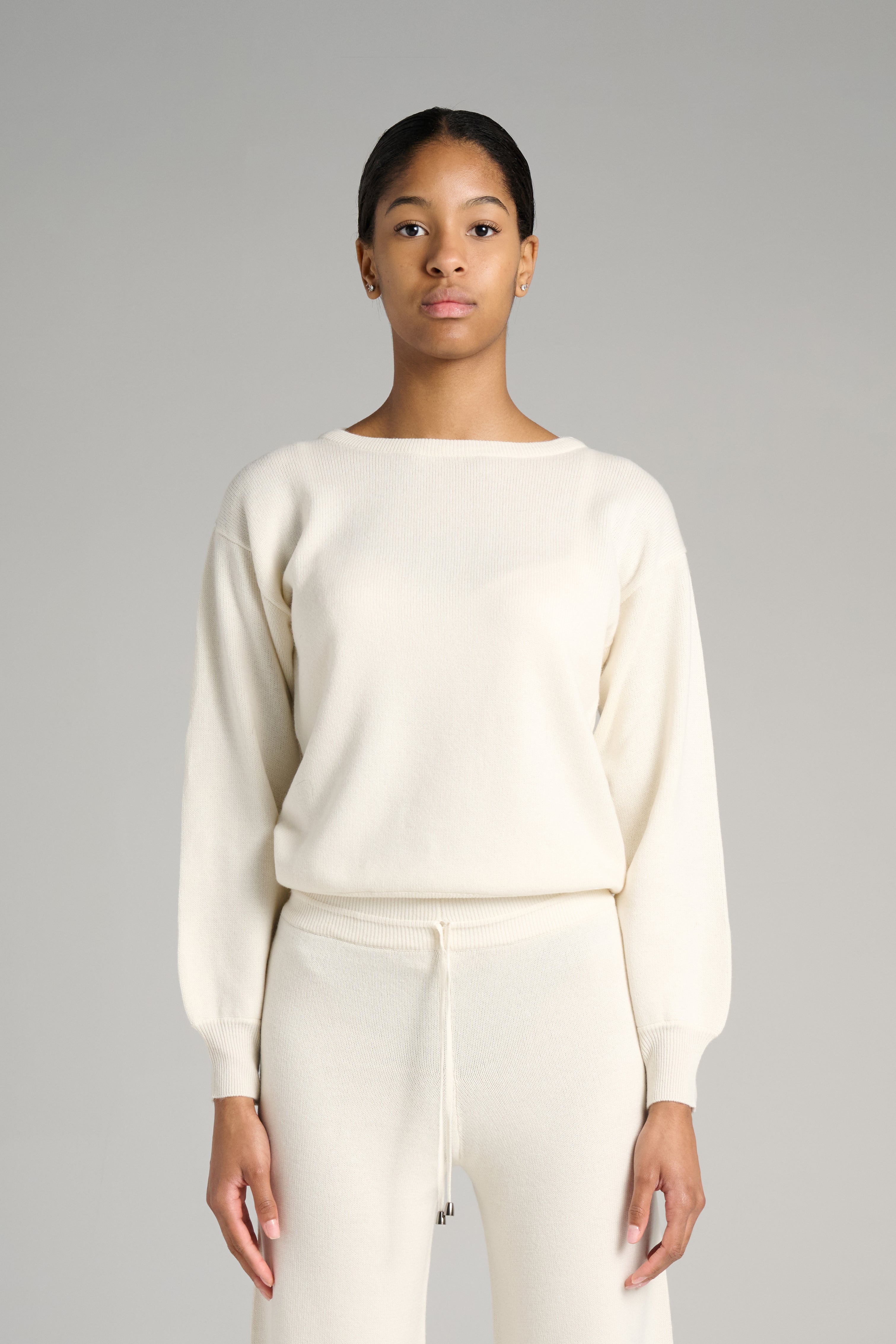 Close-up of Verona Sweater Snow in premium Cariaggi cashmere – ultra-soft, lightweight Italian knitwear with a refined texture and bright snow-white hue.