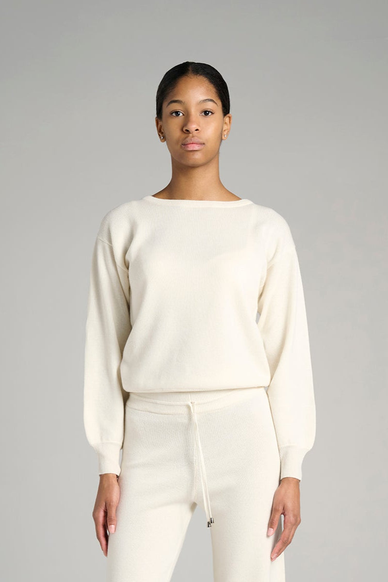 100% Cariaggi cashmere white sweater for women, made in Italy. Soft, breathable, and elegant, offering luxury and comfort for everyday wear.