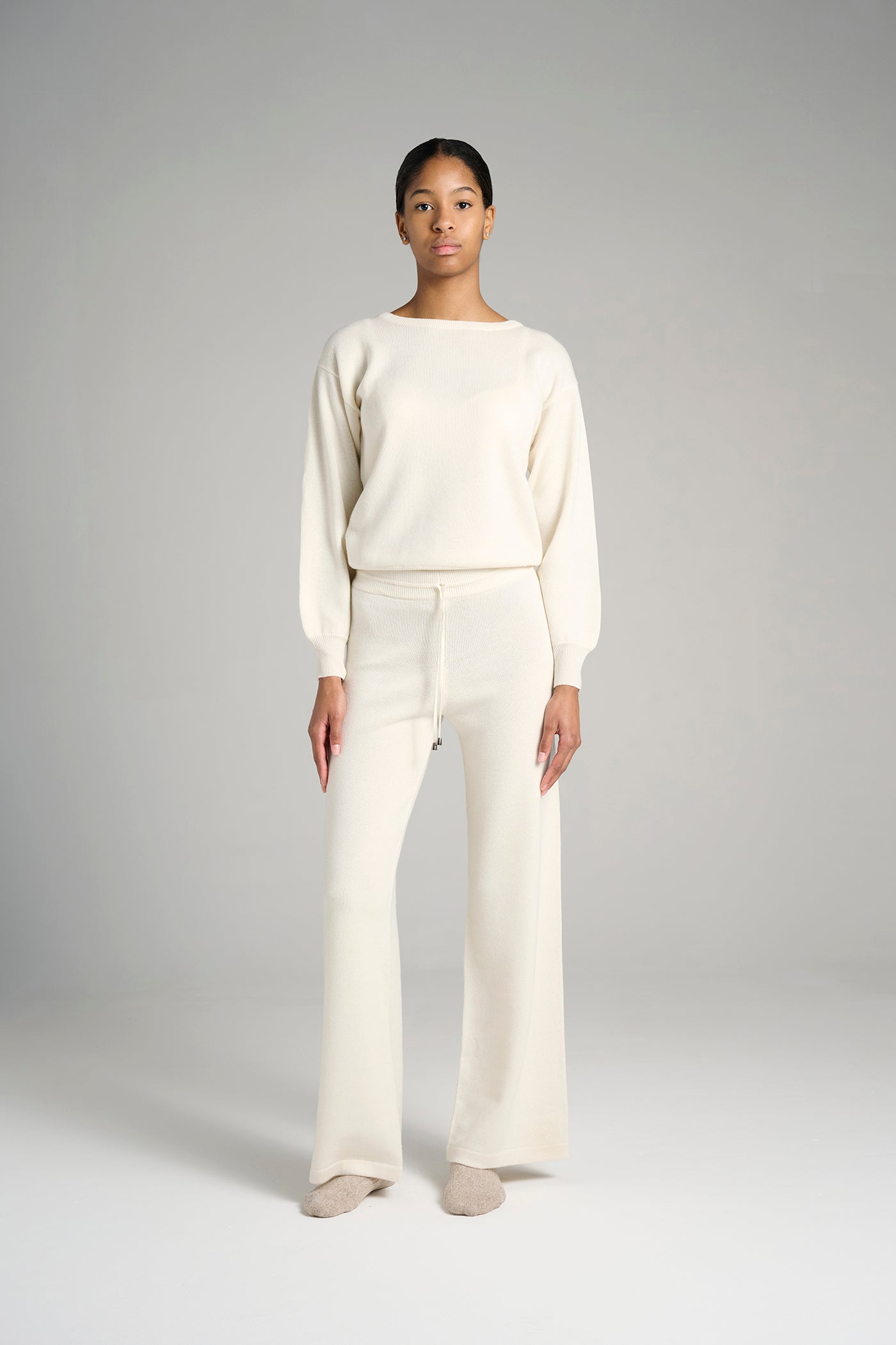 Siena Pant Snow – 100% Cariaggi cashmere white knit pants for women, made in Italy. Soft, breathable, and luxurious lounge pants for elevated everyday style.