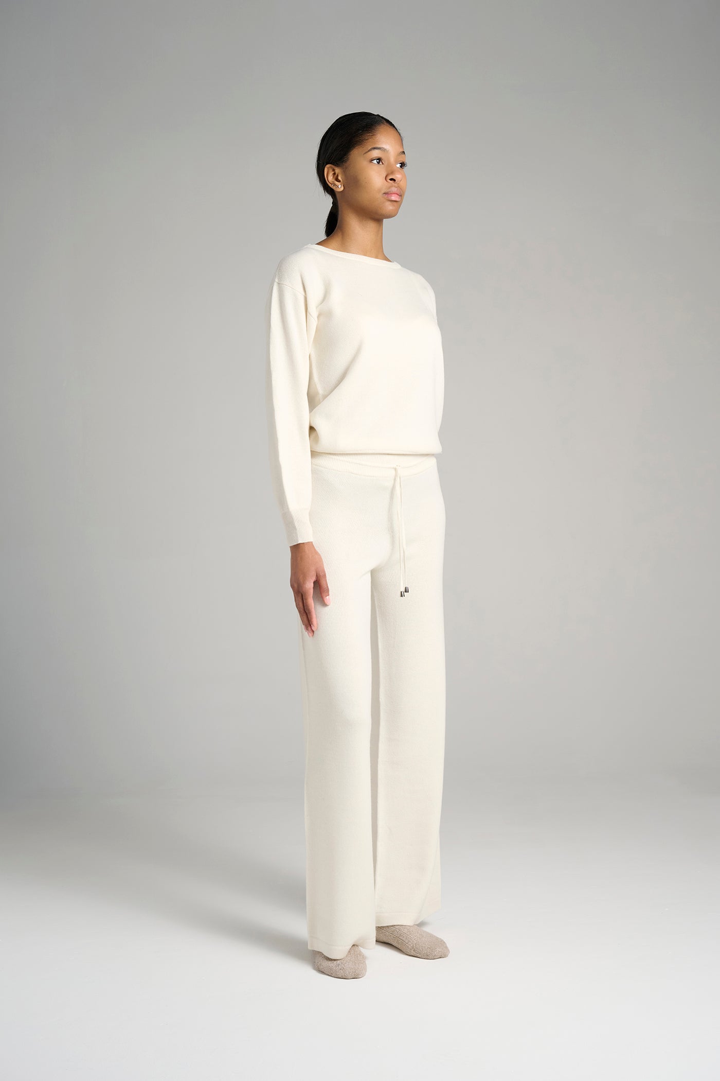 Siena Pant Snow – 100% Cariaggi cashmere white knit pants for women, made in Italy. Soft, breathable, and luxurious lounge pants for elevated everyday style.